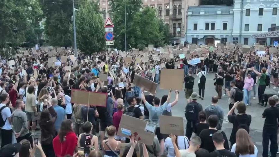 На Украине прошли массовые протесты против закона об ограничении полномочий НАБУ и САП