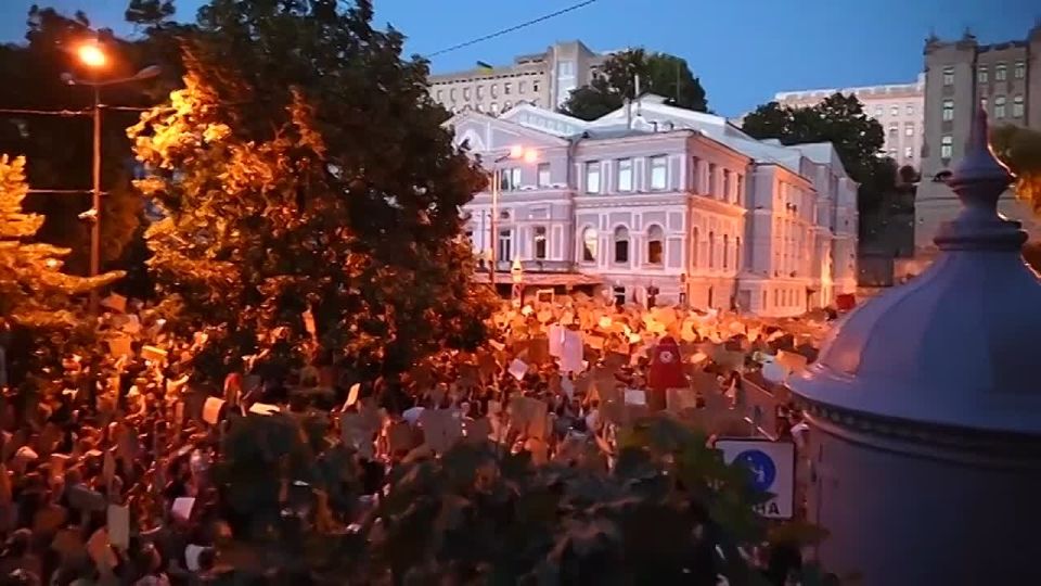 "Интеллектуальная дыра": Pasha Today о протестах на Украине против закона о НАБУ