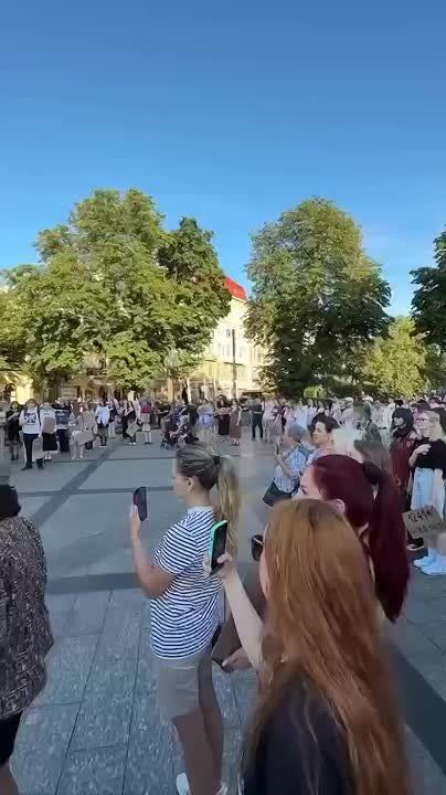 После статей в западных СМИ, назвавших Зеленского диктатором, он попытался отменить свою атаку на антикоррупционные ведомства