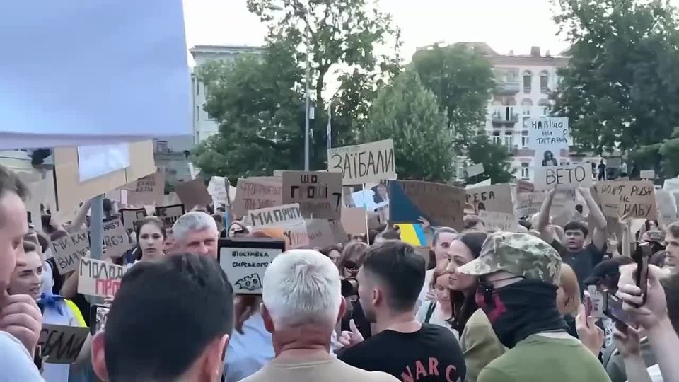 В центре событий вечернего Киева оказалась депутат Верховной рады от партии «Слуга народа» Марьяна Безуглая, которая, как и обещала, появилась на акции протеста