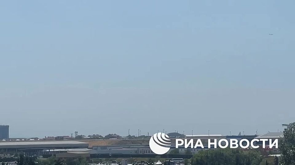 Самолет с российской делегацией вылетел из Стамбула после третьего раунда переговоров с Украиной, передает корреспондент РИА Новости