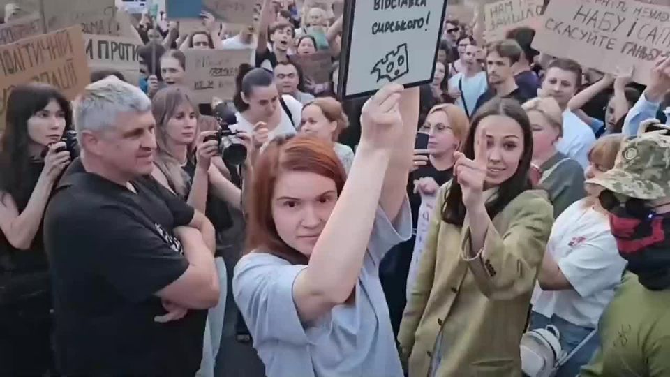 Нардепа Безуглую, голосовавшую за принятие закона об ограничении полномочий НАБУ, освистали на митинге в Киеве