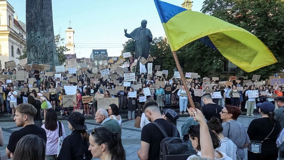 Митинги проходят уже в 10 городах Украины из-за решения Зеленского по НАБУ и САП