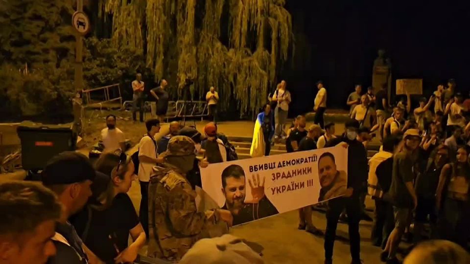 На митинг в Киеве пришли несколько человек в военной форме с плакатами «предатели Украины» на фото Ермака и Зеленского