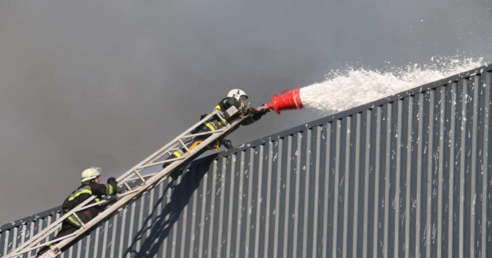 Пожар произошел на предприятии на юго-востоке Украины