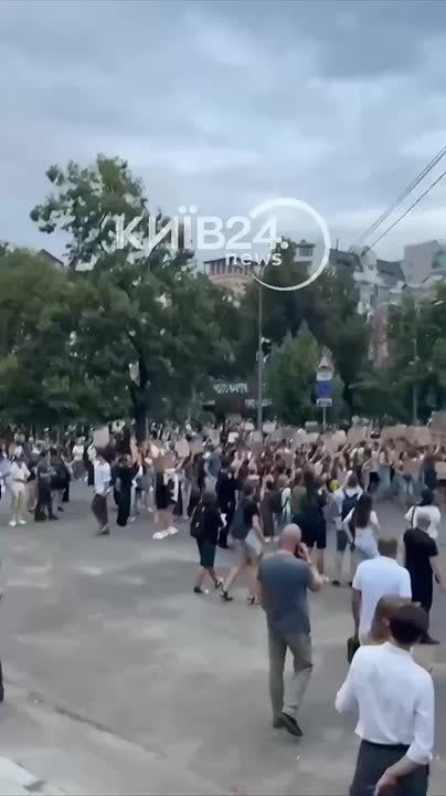 Около 70 депутатов партии «Слуга народа» боятся голосовать за восстановление независимости НАБУ и САП, опасаясь преследования со стороны антикоррупционных органов, сообщает Financial Times