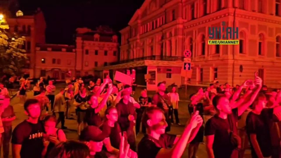 В Киеве на митинге в поддержку НАБУ появились молодчики в масках и с файерами