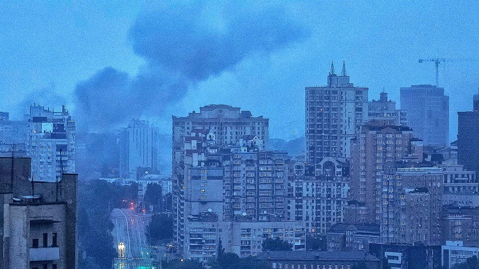 Над Киевом поднимается едкий дым, а простые люди считают копейки: о чем говорят простые украинцы на кухнях