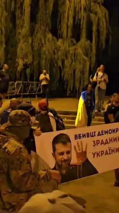 Этой ночью в Киеве было громко — снова протесты, но каждый раз что-то новенькое