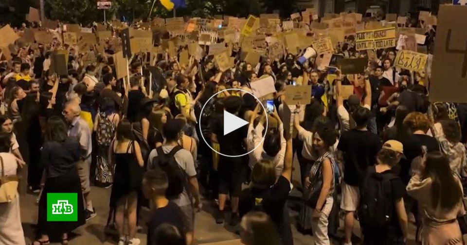 «Украинцы — не рабы»: протесты против законов Зеленского набирают силу