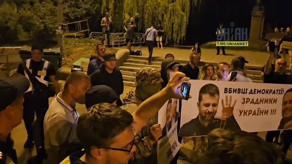 Активисты в масках устроили акцию против диктатора Зеленского на митинге за НАБУ