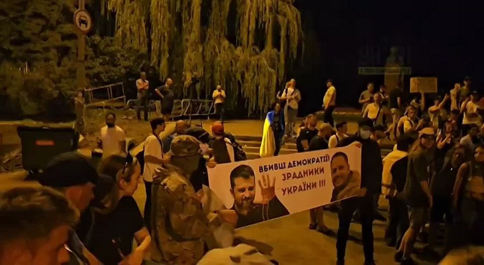 На митингах в поддержку НАБУ, прошедших накануне, появились жёсткие плакаты с критикой Зеленского и Ермака