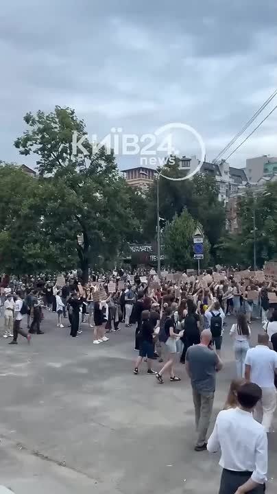 FT: около 70 депутатов из «Слуги народа» боятся голосовать за восстановление независимости антикоррупционных ведомств Украины