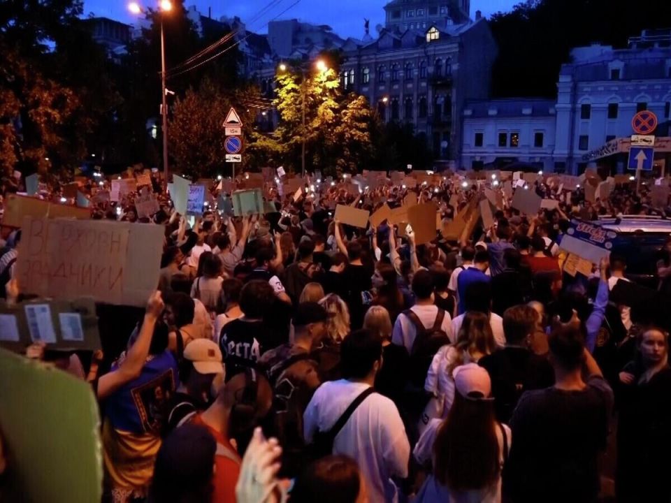 Протесты на Украине могут быть частью «международной игры» – эксперт