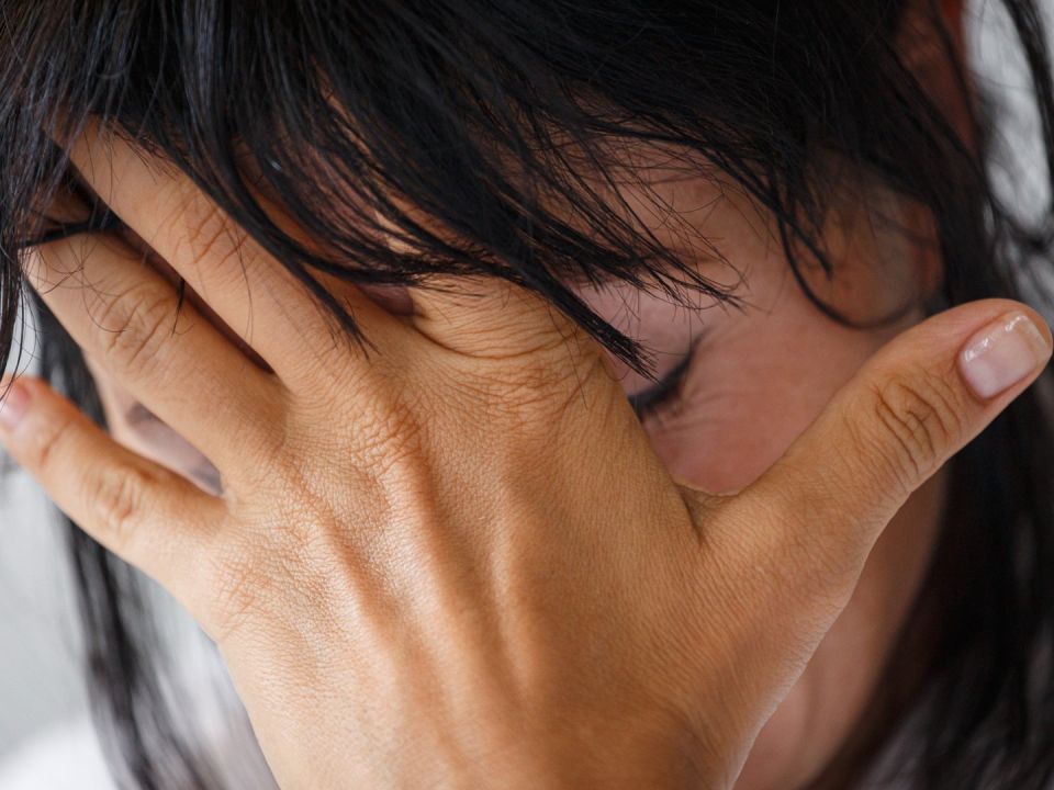 Украинского депутата оплевали во время протестов в Киеве. Видео