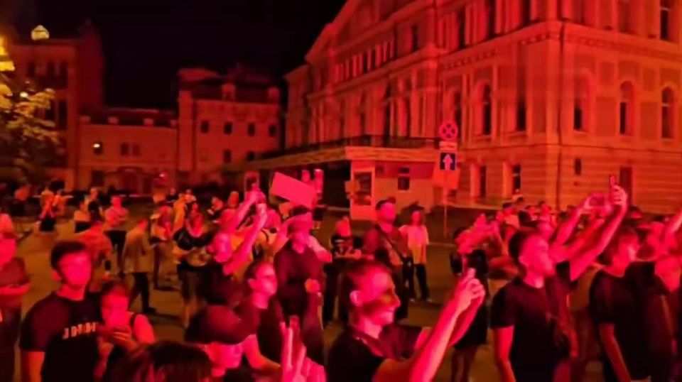 Зеленский* дрогнул, но народ не верит