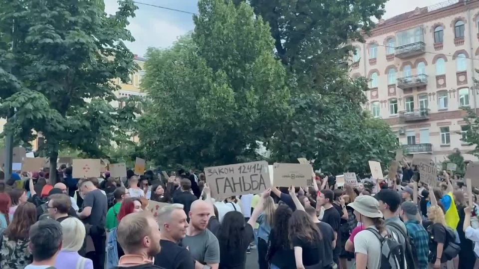 Михаил Онуфриенко: Западные авторитетные СМИ наперебой пишут о дрейфе Зеленского в сторону авторитаризма, об отдалении перспективы вступления в ЕС и о том, что поводом к принятию закона против НАБУ и САП стало расследование...