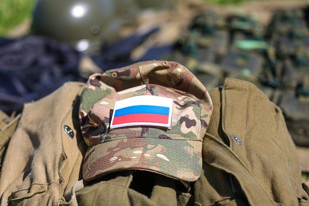 Российские военные 8 километров несли на носилках офицера ВСУ с ранением