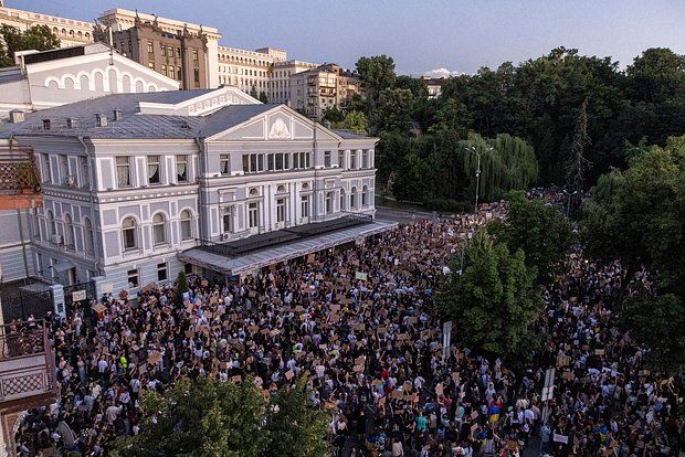 Политолог Жарихин: Вряд ли на Украине случится революция из-за протестов