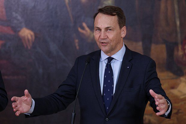 Глава МИД Польши Сикорский призвал Зеленского не прекращать борьбу с коррупцией