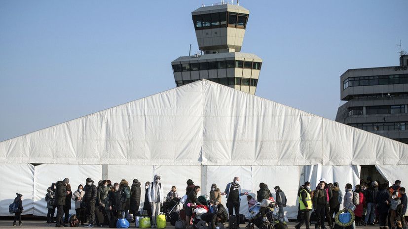 Кризис доверия: почему в Киеве сталкиваются с проблемами в вопросе возвращения украинских беженцев