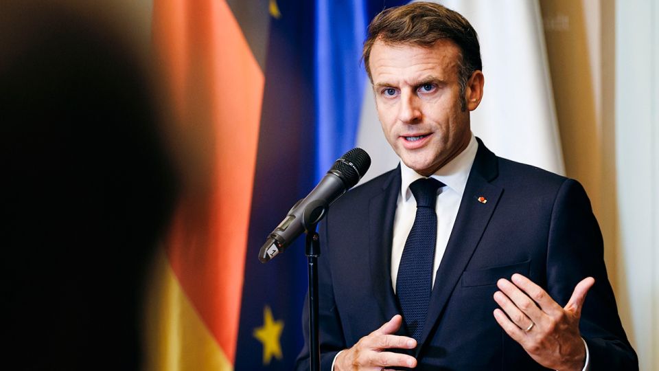 Макрон заявил о намерении усилить давление на Россию