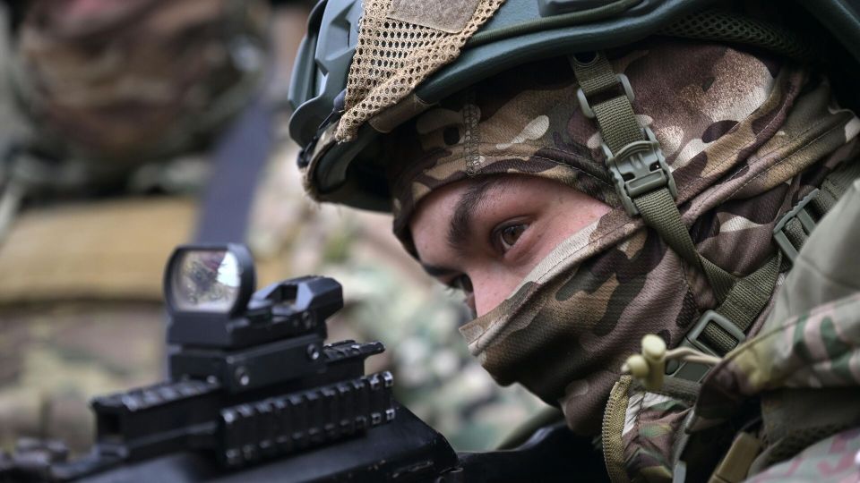 Российские штурмовики продвигаются в лесах в районе Мелового в Харьковской области