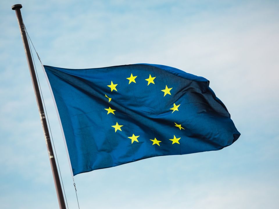 Еврокомиссия пригрозила Украине приостановкой финансовой помощи