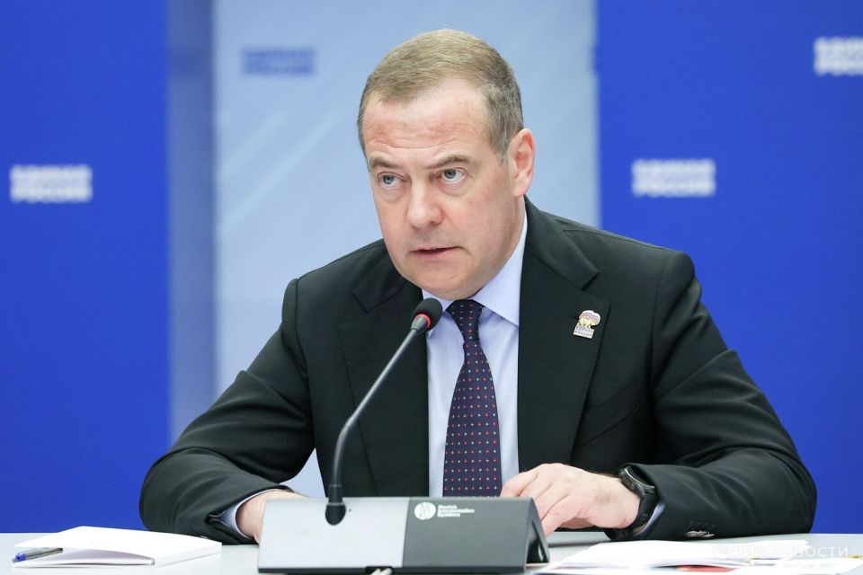 Медведев поставил Грэма* на место после его слов о России