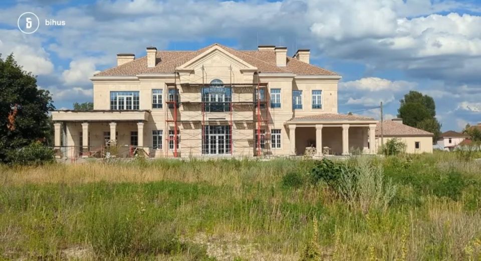 Национальное единство в отдельно взятом особняке