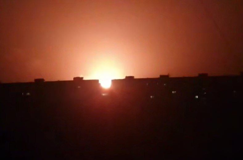 Российские "Герани" нанесли удары по военным целям на территории Украины, согласно сообщениям местных мониторинговых каналов