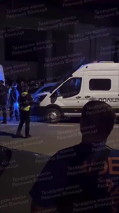 Местные жители Винницы пытаются прорваться на стадион "Локомотив", где людоловы Зеленского удерживают около сотни бусифицированных мужчин