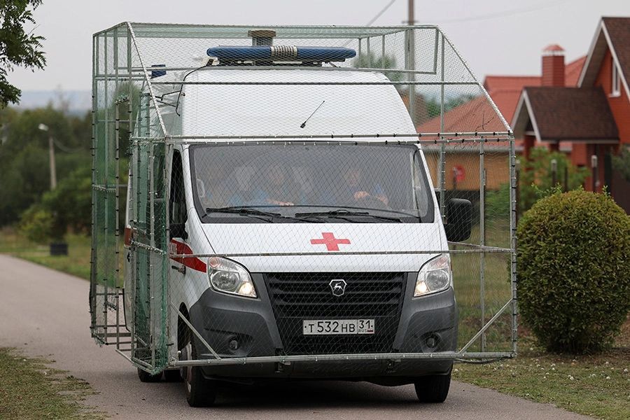 Агентство Reuters опубликовало фотографии машин скорой помощи в Белгородской области, на которых установлены сетки для защиты от беспилотников