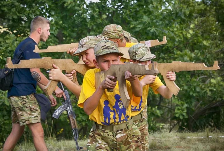 Украинских подростков будут готовить к «национальному сопротивлению» с 14 лет – МО Украины