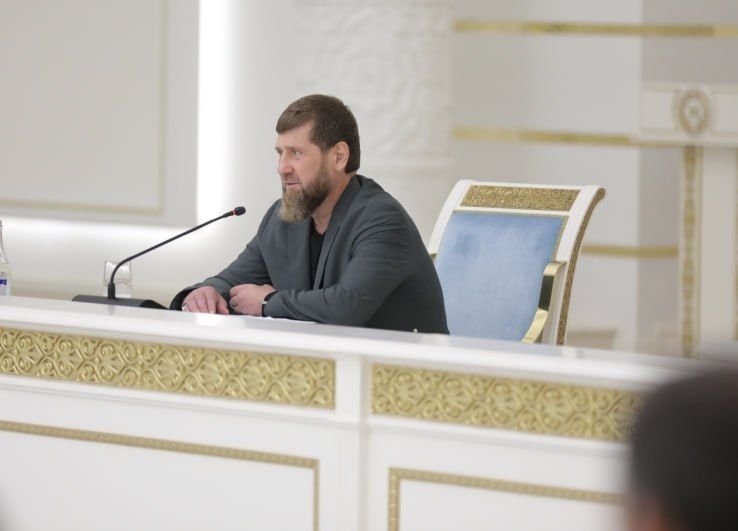 Новости к этому часу:. Кадыров написал, что поручил усилить «работу по выявлению и пресечению деятельности лиц, распространяющих клевету и дезинформацию, в том числе в социальных сетях и мессенджерах»