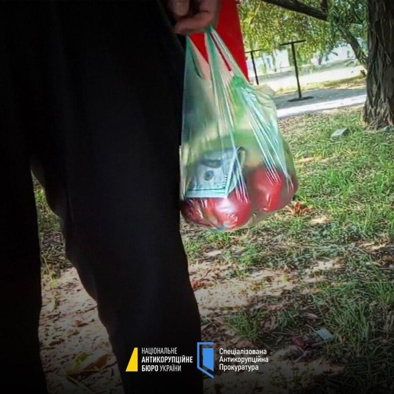"В пакетик": на Украине судья попался на взятке в яблоках