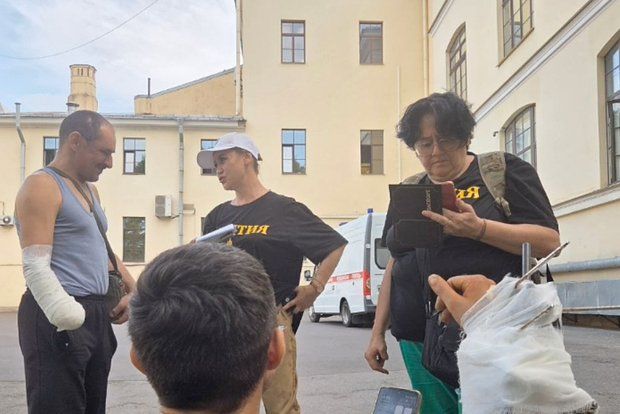 Народный фронт нашел на улицах Санкт-Петербурга бойца СВО со сломанной рукой