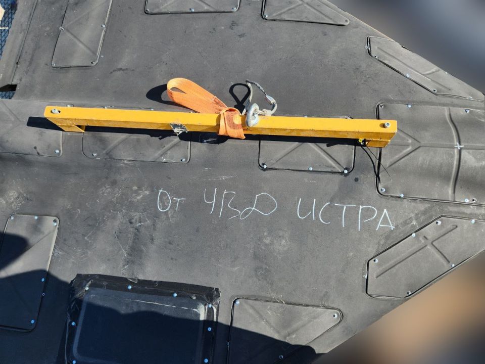 От ребят волонтёров 9.0. Сотрудники УВД Истра, находясь вдали от боевых действий, ведущие борьбу на своем фронте, обеспечивая безопасность мирных граждан тоже решили внести свой вклад и передали свой «ПРИВЕТ» в виде БПЛА...