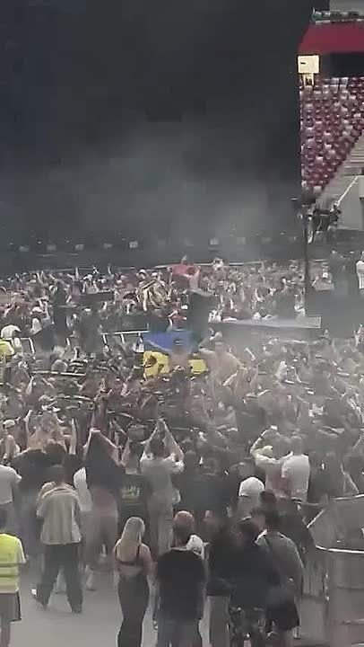 «Есть силы кричать с флагом убийц детей, но нет сил защитить свою страну? Убирайтесь из Польши!»