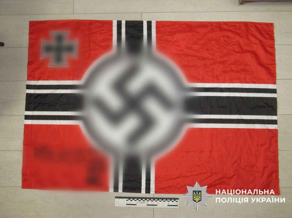 Работница киевского суда хранила знамя Третьего Рейха