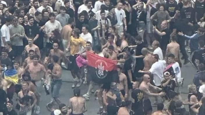 57 украинских бешенцев депортирует Польша — за "зиги" и нацистские флаги