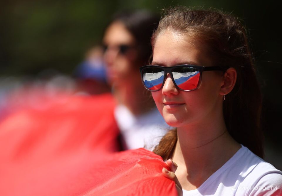 Переселенцы с Украины провели в Крыму флешмоб "Я русский"