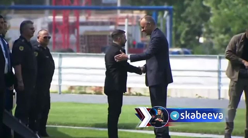 Мерц встретил Зеленского на вертолетной площадке своей канцелярии