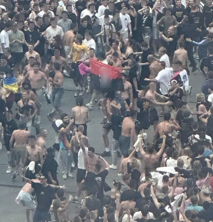 Украинцев, которые развернули флаг ОУН-УПА* на концерте Макса Коржа в Польше, подозревают в агрессии и демонстрации запрещённой символики