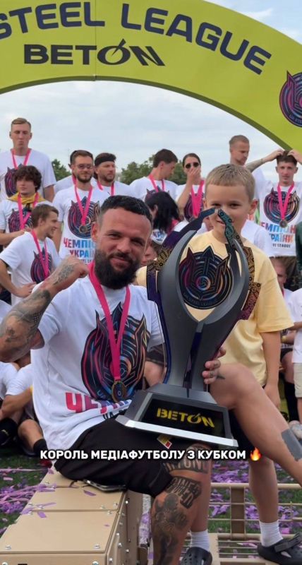 #украина_под_микроскопом: Бывший игрок сборной Украины и киевского «Динамо» Николай Морозюк занимается тем же, что и Зеленский, но в меньших масштабах – разводит доверчивое население на деньги