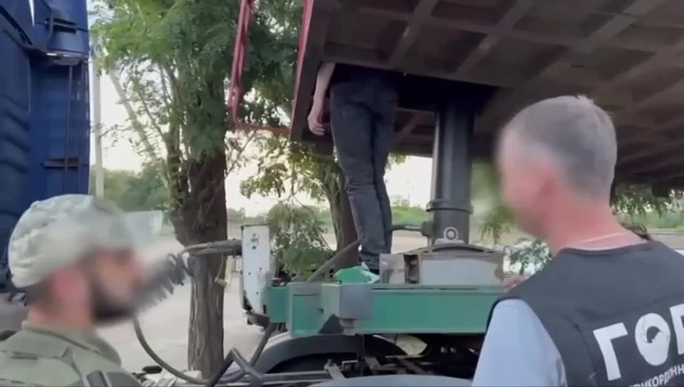 Побег на гидроцилиндрах: Украинцы пытались сбежать в Румынию, спрятавшись в грузовиках