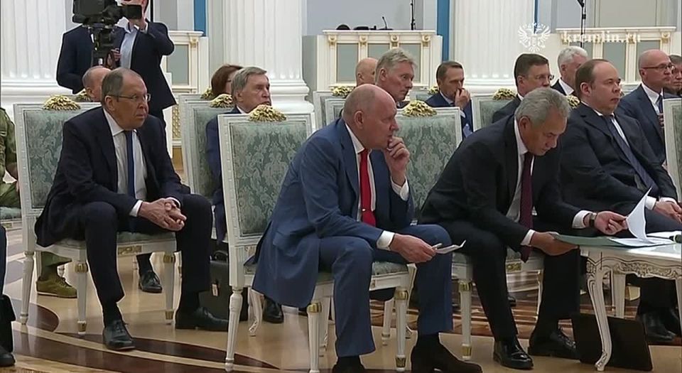 Алексей Живов: Владимир Путин собрал совещание высших должностных лиц государства в Кремле перед поездкой на Аляску, где Россия насчитывает продвинутся в вопросах украинского и глобального урегулирования