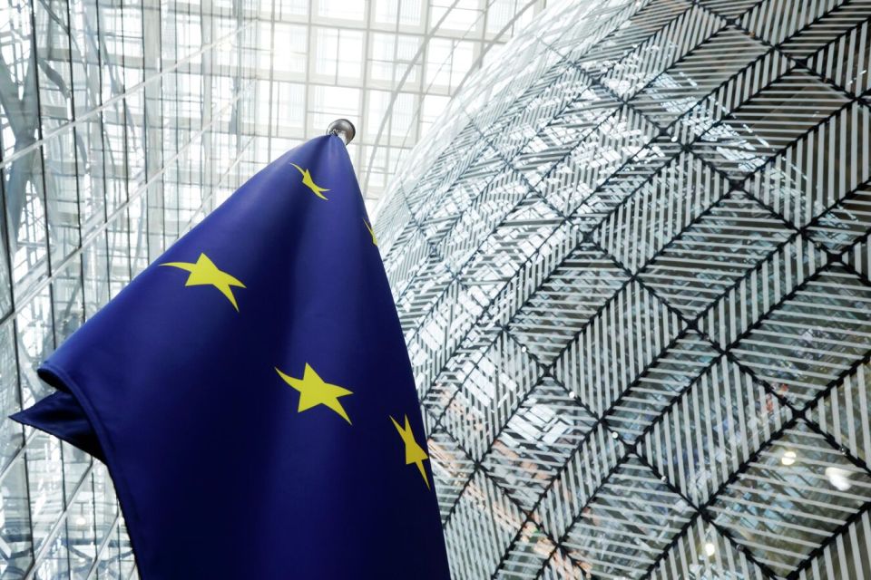 Еврокомиссия не стала комментировать вопрос о военной помощи Украине