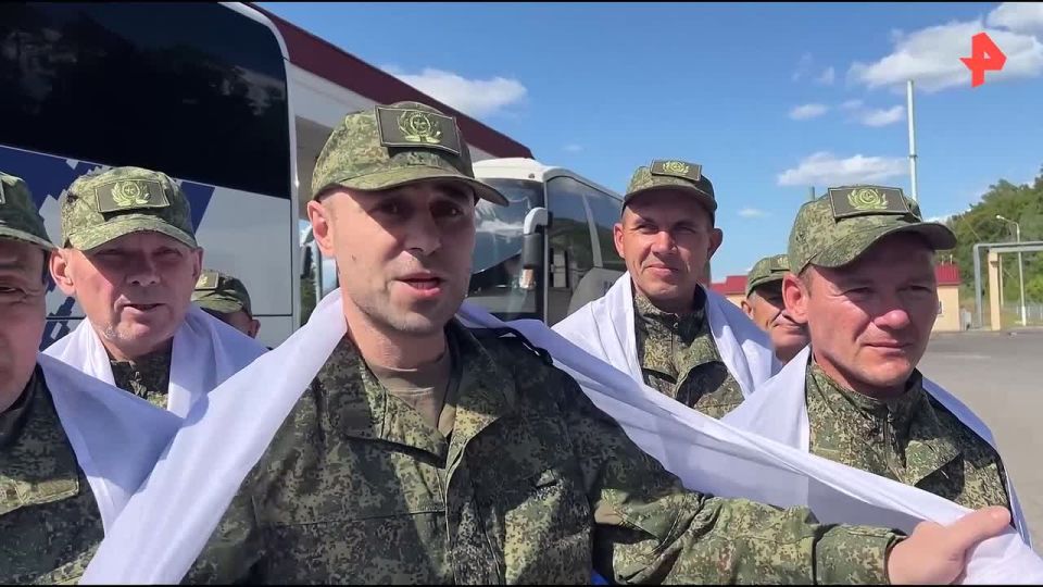 "Эмоции просто сумасшедшие": возвращенные из украинского плена российские военные поблагодарили Владимира Путина и всех, кто содействовал процессу их возвращения домой
