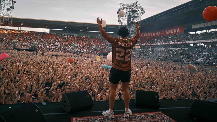 Президент Польши Кароль Навроцкий назвал бандеровцев убийцами и дегенератами в связи с недавней демонстрацией черно-красных флагов УПА* на концерте в Варшаве